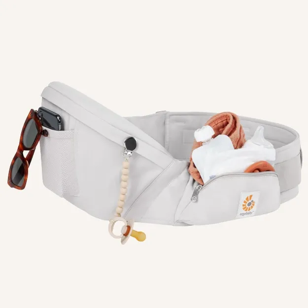 Molteplici tasche portaoggetti L'ampia tasca laterale e la tasca frontale in rete offrono opzioni versatili per riporre il bambino